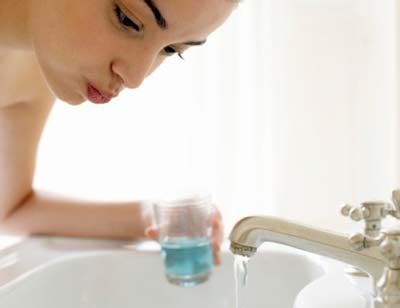 nuoc suc mieng dung tien nhung chua co loi