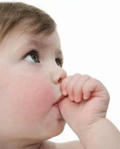 tre-mut-ngon-tay-anh-huong-moc-rang-01