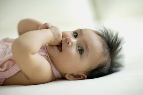 tre mut ngon tay lech lac rang ham